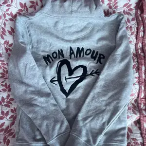 Säljer min super härliga Mon Amour hoodie från Mira Paris eftersom den endast kommit till användning 2 gånger.  Köpt på Zalando i November Strlk S