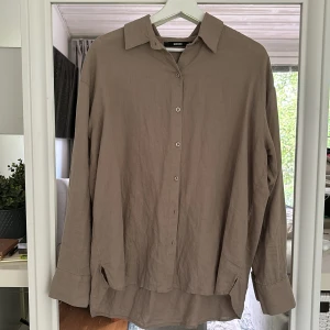 Skjorta från bikbok strlk s  - Gott skick! 55% linne, 45% viskos  Köpt för något år sen men inte använt så mycket. 