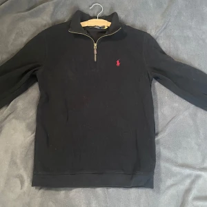 Ralph lauren halfzip - Ralph Lauren halfzip i bra skick, lite dammig på bilderna bara | storlek S passar xs | hör av er vid funderingar |