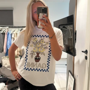 Ganni t-shirt  - Väldigt bra skick, knappt använd, står ej storlek i den men tror den är i S!  