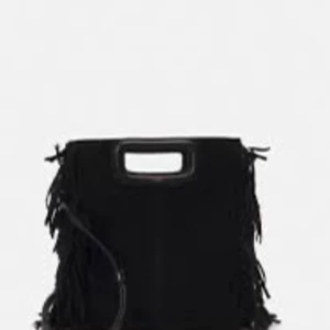 Maje väska  - Säljer nu min svarta maje väska i storlek mellan, mycket bra skick.  Skriv för fler bilder eller frågor!🩷