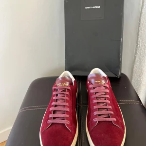 Saint Laurent skor  - Saint Laurent skor Ett par näst intill nya Saint Laurents som är röda med mocka  | skick: 9,5/10 | nypris: 5999kr, mitt pris: 2849kr 💸 | medföljer även box och dustbag | priset kan sänkas | äkta ✅| fråga bara på 😉 | Mvh Wille 