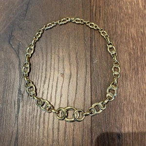 Halsband Guld - • 44cm långt • Okänd metall  • Bild 3 visar färgen bäst men den är lite guldigare än vad som syns