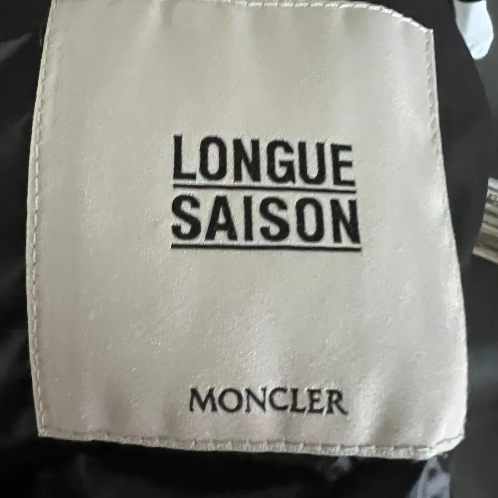 Moncler Väst 8/10 skick Knappt använd Svart Storlek:1/S  Nypris 8000kr. Jackor.