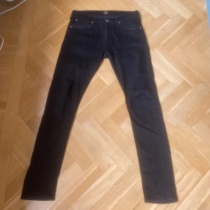 Lee jeans 31/32 - Svarta Lee jeans i toppskick. Storlek: 31/32. Pris: 399kr