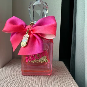 parfym - parfym från juicy couture, använt halva men doften passar inte mig