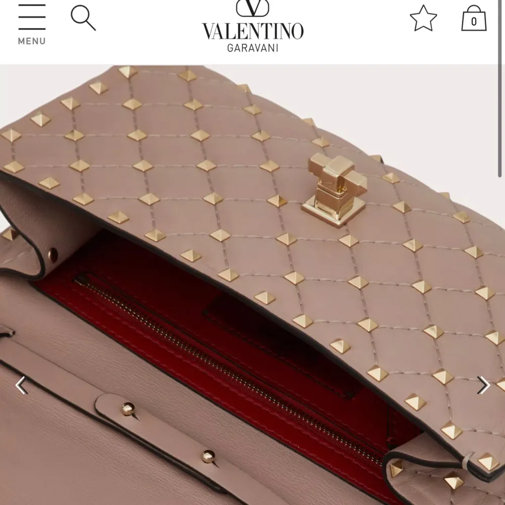 Jag säljer min otroligt fina ROCKSTUD SPIKE NAPPA LEATHER CROSSBODY CLUTCH BAG i färgen Poudre. Väskan är i mycket bra skick.🩷 Ny pris 20 975kr. Pris går att diskutera. Skriv för fler bilder🫶🏽. Väskor.