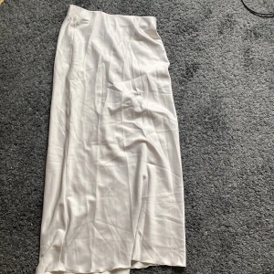 Långkjol - Super snygg långkjol som är champagne färgad, den är helt oanvänd!💕Skriv privat för bilder!