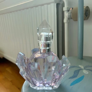 Ariana Grande parfym - Säljer denna då jag inte använder den, nästan helt oanvänd. Nypris 525💕  Toppnoter: Kvitten, Fikon, Salt Karamell, Marshmallow Hjärtnoter: Lavendel, Päronblom Basnoter: Tonkaböna, Vit Mysk, Sandelträ