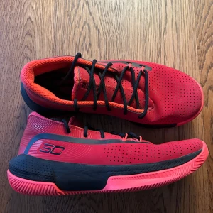 Under Armour Steph Curry basketskor - Bra skick men använda, storlek 40 basketskor