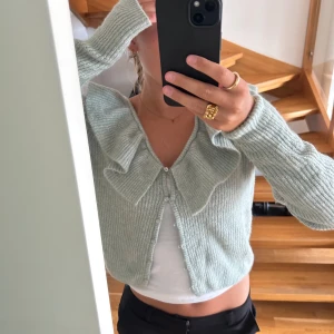 Kofta  - Säljer min jättesöta kofta från h&m då den tyvärr inte kommer till användning, den är anv ca 2-3 gånger bara💞  pris går o diskutera 