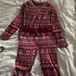 Jul pyjamas  - Säljer min jul pyjamas bra skick🩷