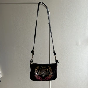 Mörk brun vintage Juicy Couture väska - Storlek medium/small, väl bevarad 
