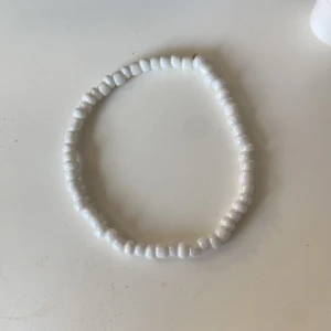 Armband från Italien 💋 - Vit med pärlor och den är från Italien och den passar till alla outfits! 