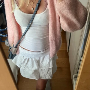 Vit volangkjol - Säljer den här jättesöta kjolen från ginas barnavdelning i nyskick. Sitter som en xs