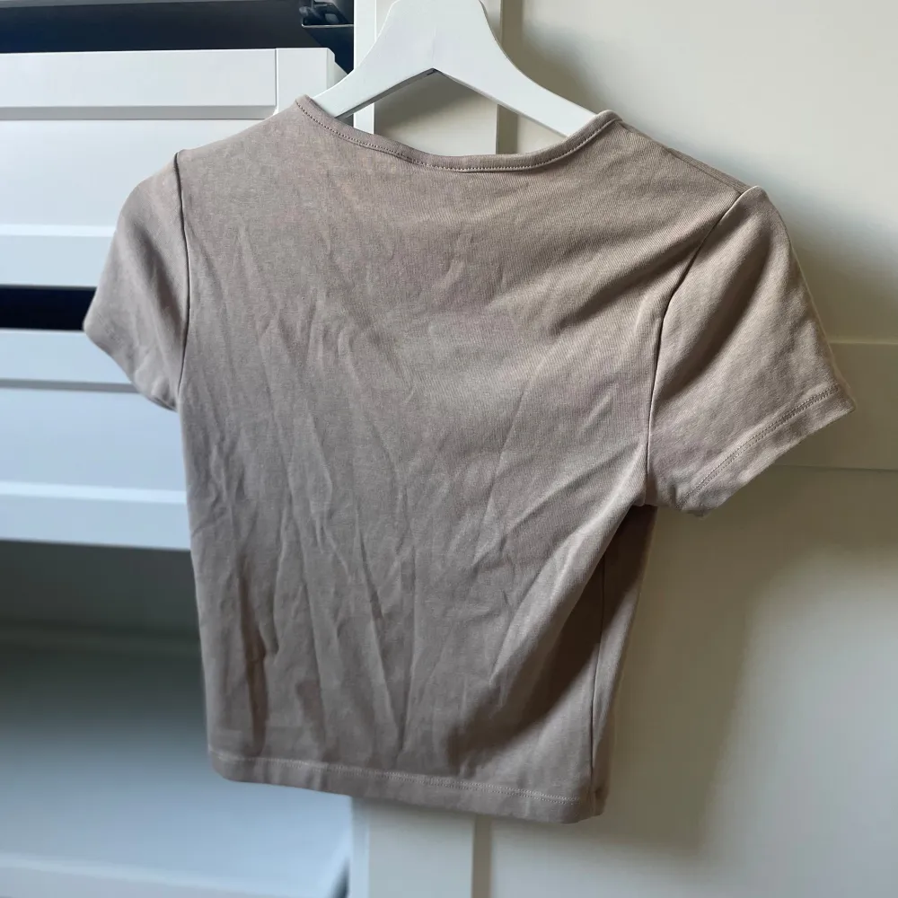 Beige croptop från Gina tricot. Storlek S. Fint skick. Använd ett fåtal gånger. . Toppar.