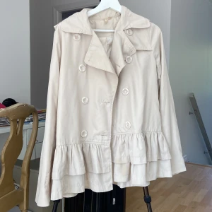 Kappa  - En beige volang kappa som knappt är använd! Otroligt fin men tyvärr lite för liten i armarna på mig….