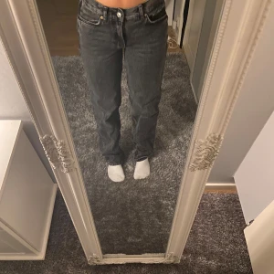 Svarta jeans  - Det är svarta straight jeans från Gina. Det är i ett bra skick. Säljer denna då jag inte får användning av de längre. 💗