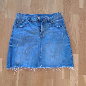 Säljer en cool jeanskjol från Lindex, storlek 170, i en klassisk blå färg. Den har fickor både fram och bak. Köparen står för frakten 