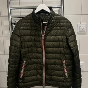 Moncler Daniel - Väldigt bra skick, använd en vår men inga defekter, kvittot borde jag kunna hitta! Storlek 4 (M-L)