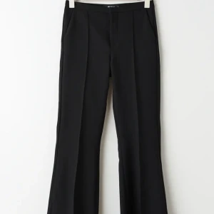 Kostymbyxor  - Säljer dessa kostymbyxor ifrån Gina som inte kommit till användning pga att de är för små💕🌷