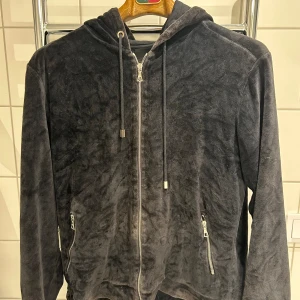 Limitato ziptröja - Nypris har jag för mig var runt 2000-3000kr när jag köpte den, Köpt på nk, skada på ena fickan (se tredje bilden)