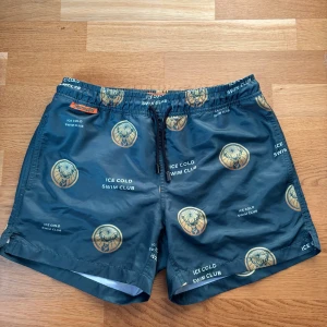 Jägermeister badbyxor - Här säljer jag mina Jägermeister badbyxor som är i storleken small och inte längre kommer till användning. För fler frågor eller funderingar så är det bara att höra av dig så svarar jag så fort jag kan!