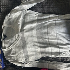 Tommy hilfiger tröja  - Så cool tommytröja som inte kommer till användning. Säljs inte längre och därför är den ännu mer unik. Glittret går heller inte bort i tvätten<3  