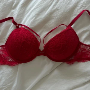 Viktoria’s Secret bh - Säljer nu denna underbara push-up bh ifrån Viktoria’s secret, aldrig använd💕nypris låg på 600, tryck gärna på köp nu!
