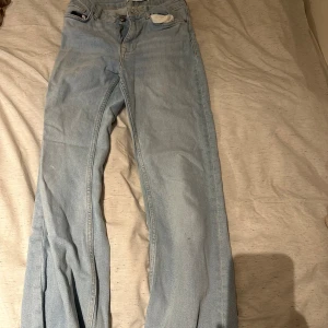 Zara jeans - Snygga zara jeans som e högmidjade och fin ljusblå färg tyvärr för små för mig storlek 34