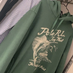 Ralph lauren hoddie - En sjukt fett hoddie som är jätte svår att få tag på, kvaliten är 10/10, Ny pris 3000kr  Skicka till mig om ni har mer frågor mvh Kevin!