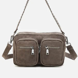 Brun axelväska från Noella - Säljer en snygg brun axelväska från Noella. Väskan är i mocka och har två praktiska framfickor med dragkedja. Perfekt för vardagsbruk med justerbar axelrem för bekväm passform. Den är i nyskick och knappt använd. 