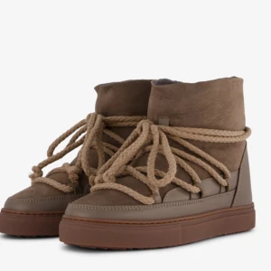 Inuikii skor - Jättefina inuikii skor som bara använts en vinter. Skriv för egna bilder. Jättesköna och jättebra skick. Har kartong och kvitto på allt. Köpta för 3000 