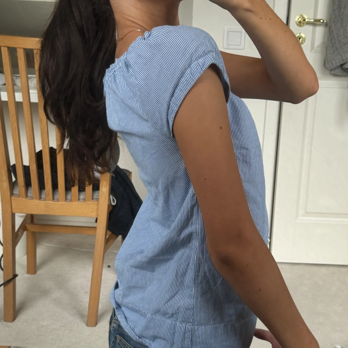 Blå- och vitrandig topp med knyt - 90