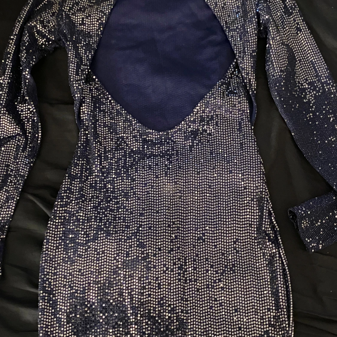 Glittrig klänning med öppen rygg - 90