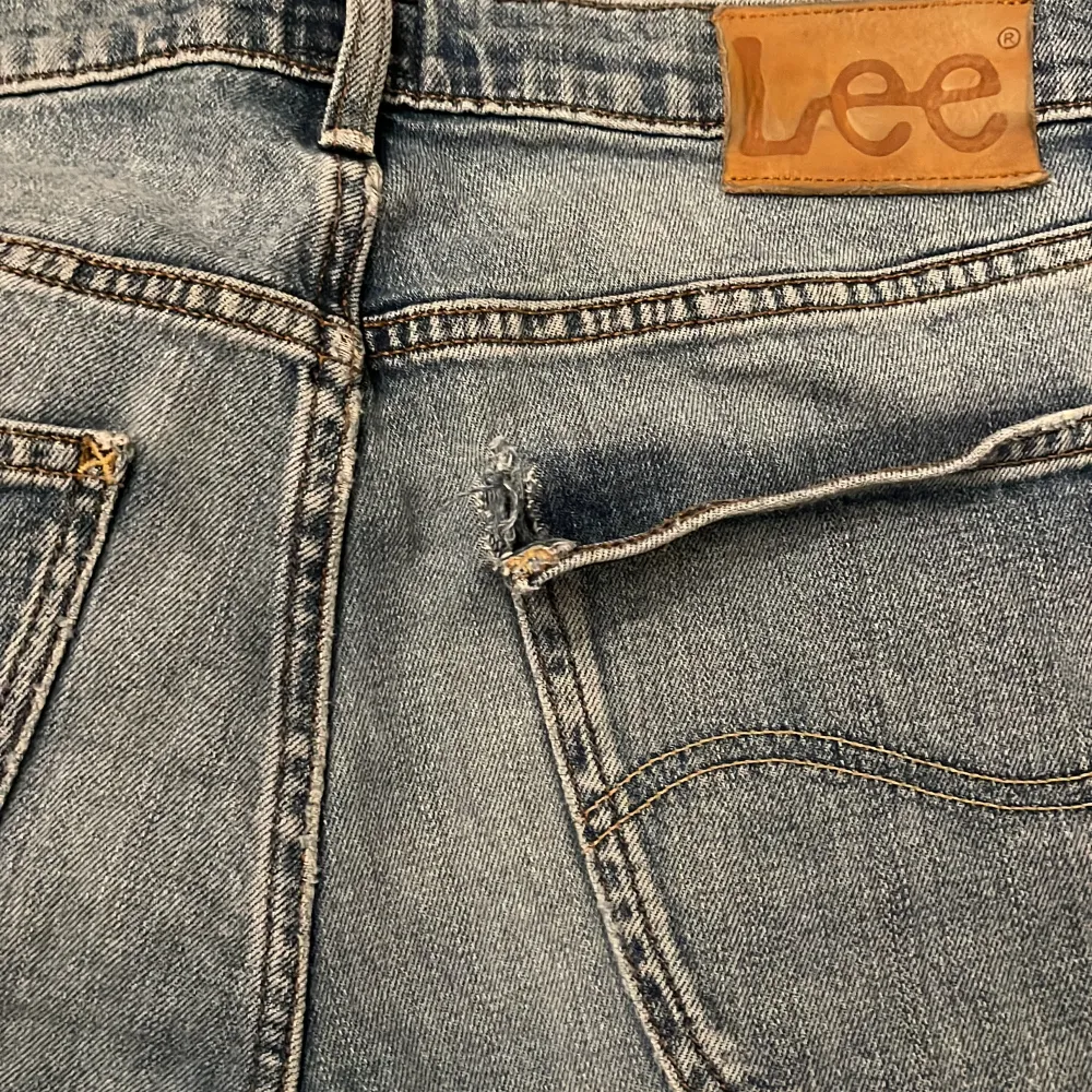 Hej, säljer nu dessa Lee jeans | Modell: Darren zip fly ( straight fit modell) | Skick: Okej skick, en skada ( Se sista bilden) | Storlek: W29 L32 | Hör av er vid frågor 🙌🏻 | Mvh Leon . Jeans & Byxor.