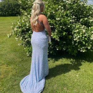 Intressekoll balklänning 🤩 - Säljer min fina fina balklänning, använd endas 1 gång, ny pris 5000kr. Tror inte just denna färgen säljs längre. Färgen är mest rättvist på första bilden, har vanligtvis storlek 34/36🥰tveka inte om du har några frågor☺️