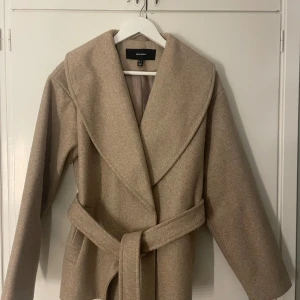 Beige kappa - En beige (typ) kappa från Vero Moda i storlek L, använd 1-2 gånger tills man minska några kilon och nu sitter den inte fint längre.  Skick: som ny