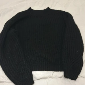 Svart stickad tröja från Zara - Säljer en svart stickad tröja från Zara i storlek 152. Den är perfekt för kyliga dagar med sin mysiga och varma känsla. Tröjan har långa ärmar och en klassisk rund halsringning. Passar både till vardags och lite finare tillfällen.Jag som har s kan ha tröja och den sitter perfekt 