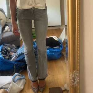  gråa flare Jeans -  jättesnygga Jeans från Gina Tricot, ny skick