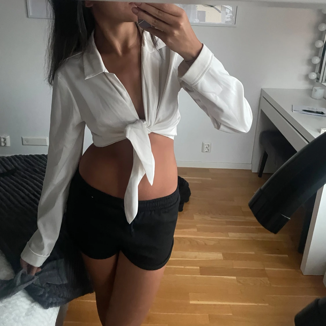 Vit topp med knytdetalj - 90