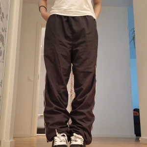 Vintage reebok track/parachute pants - Sköna vintage baggy track/parachute pants från reebok med band på midjan så storleken går att justera 