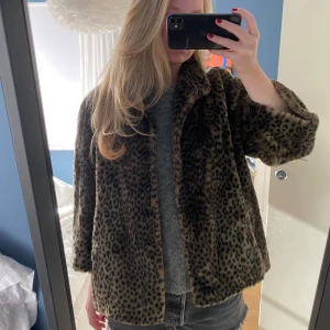 Snygg leopard jacka  - Jättesnygg leopard jacka som passar perfekt till hösten! Storlek L men passar mindre också om du vill ha en tjockare tröja under 🧡