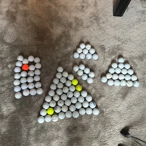 Golf bollar till säljes  - Tjaa! Säljer golfbollar för bra pris!! Stora triangeln PRO v1x pris250. Lilla triangeln PRO v1!pris800kr.Rektangeln random bollar! Resten ranson titlest! Pris kan diskuteras vid köp av dussin!