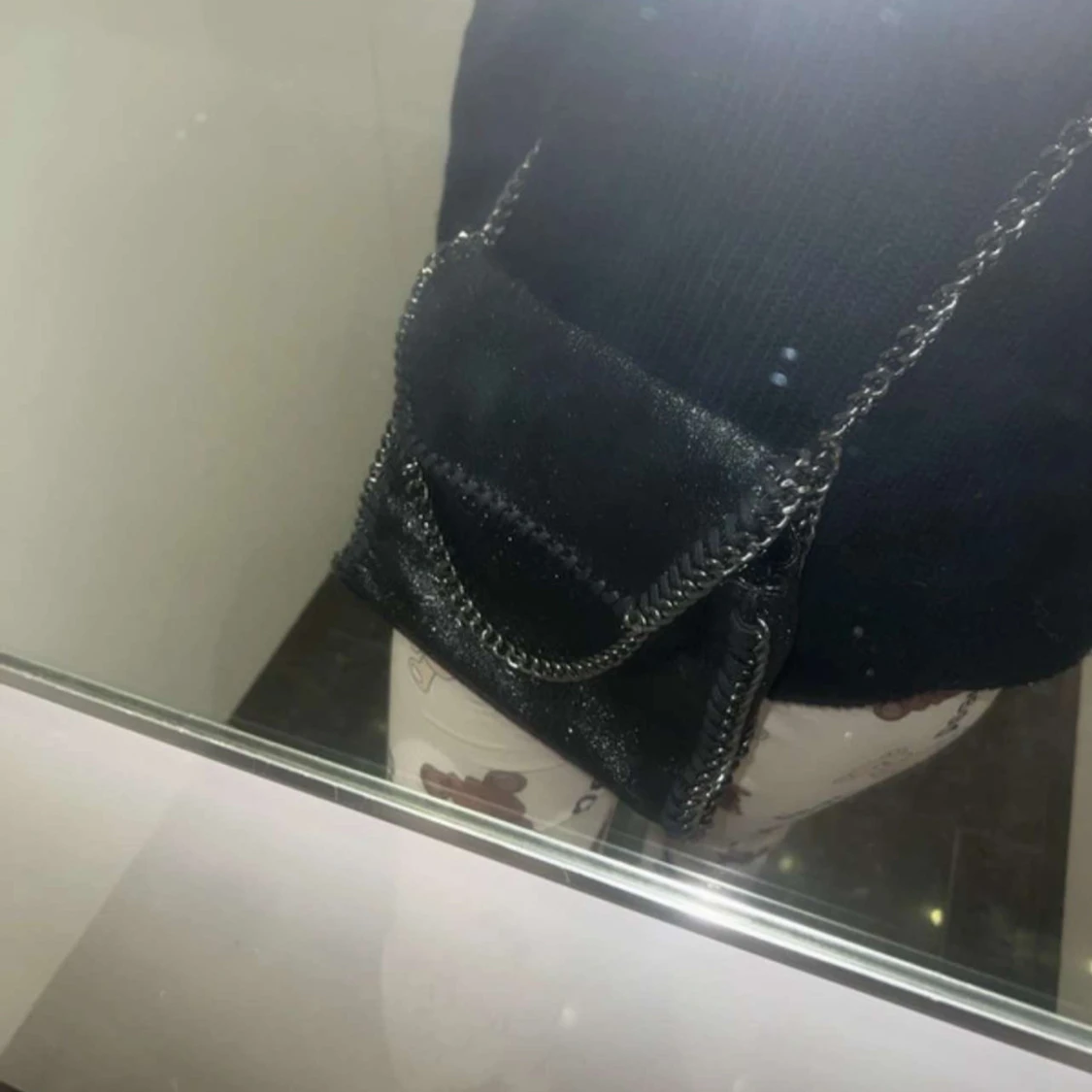 Svart axelväska med kedjedetaljer