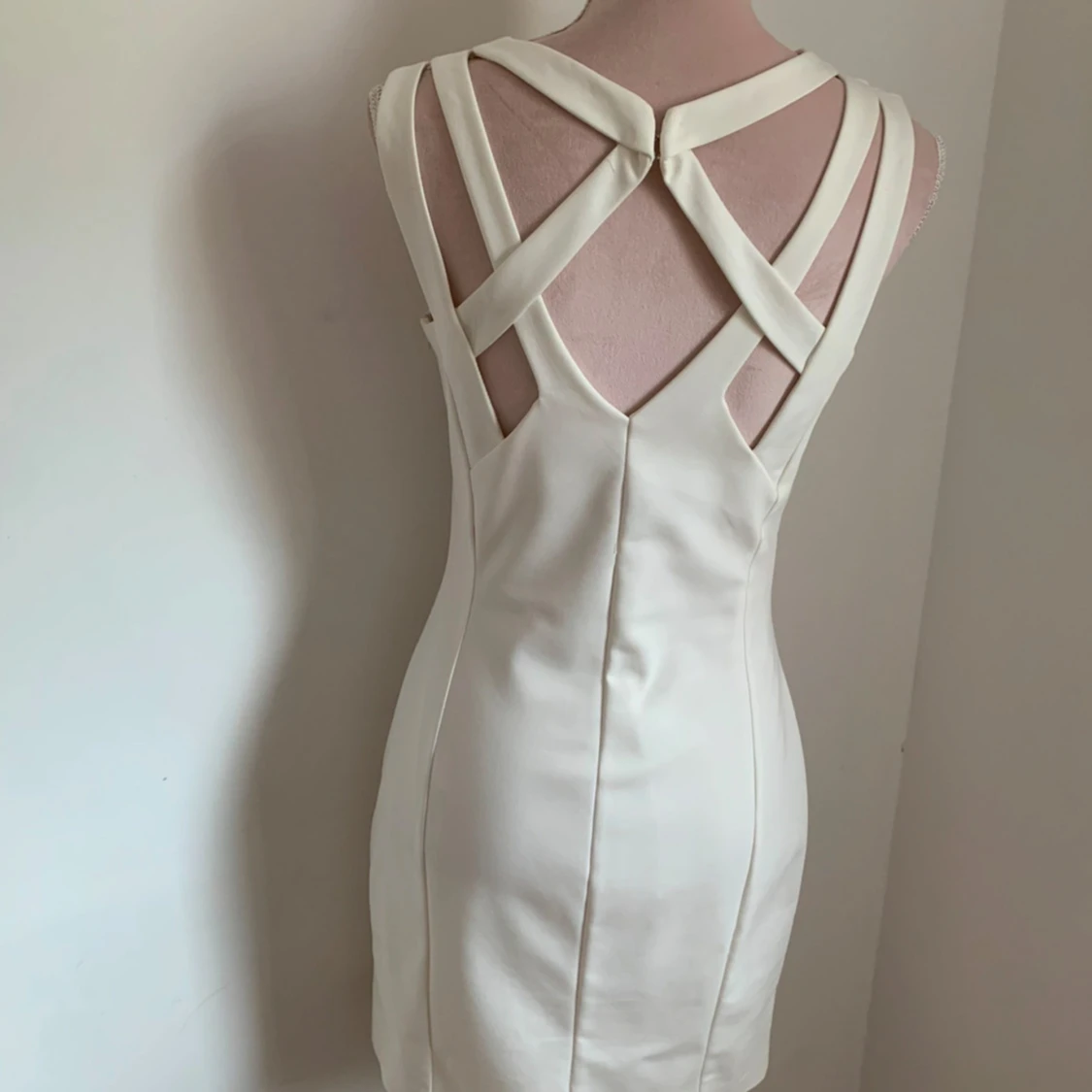 Vit klänning med korsade band - 1