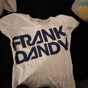 Frank dandy t-shirt - Fööör najs frank dandy tee men för liten för mig💔😔 står att det är storlek L men ganska liten mer som en S/M