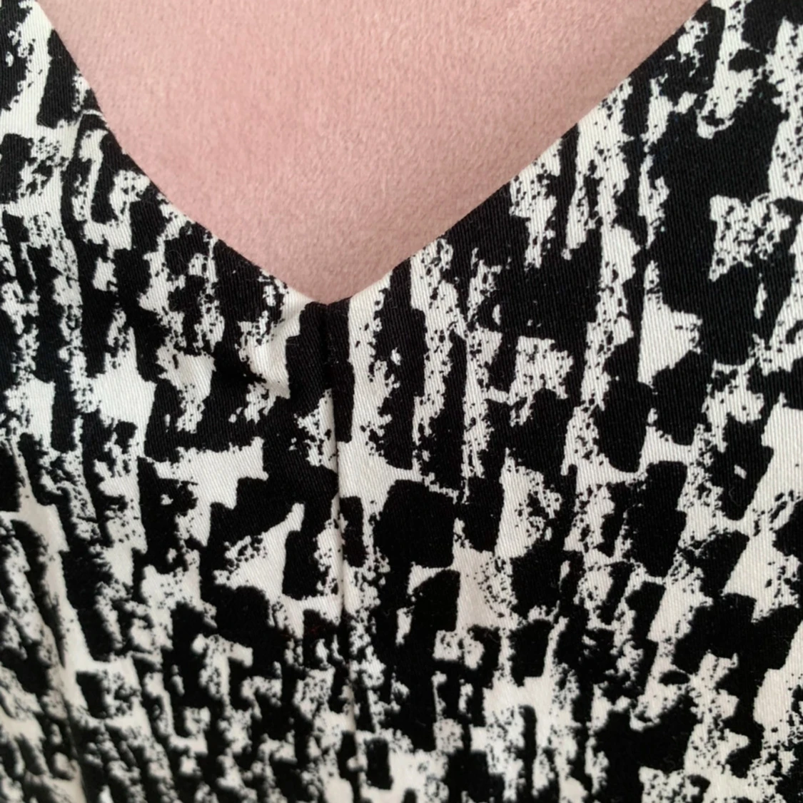 Svartvit mönstrad klänning - 2