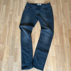 Tiger of Sweden Jeans - Snygga grå jeansbyxor med en klassisk femficksdesign. De har en straight passform och är tillverkade i ett slitstarkt denimtyg. Perfekta för en avslappnad stil. Pris är ej hugget i sten hör av er vid frågor!