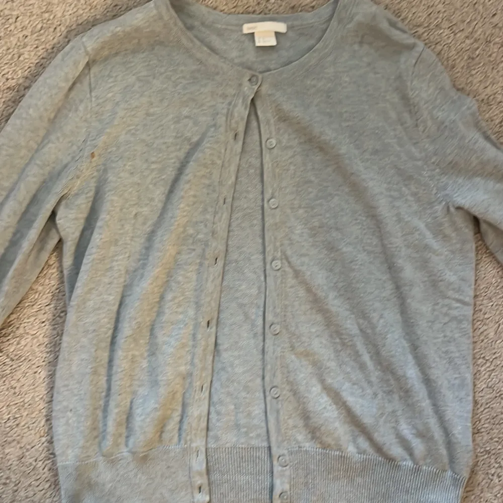 Säljer en stilren ljus blå kofta från H&M Basic-kollektionen. Koftan har långa ärmar och knappar framtill. Perfekt för lager-på-lager och passar till många olika outfits.. Neuletakit & Villapaidat.
